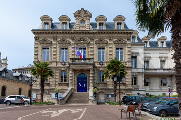 Vue extérieure de l'hôtel de ville de Saint-Cloud, France, commune de la banlieue ouest de Paris,...