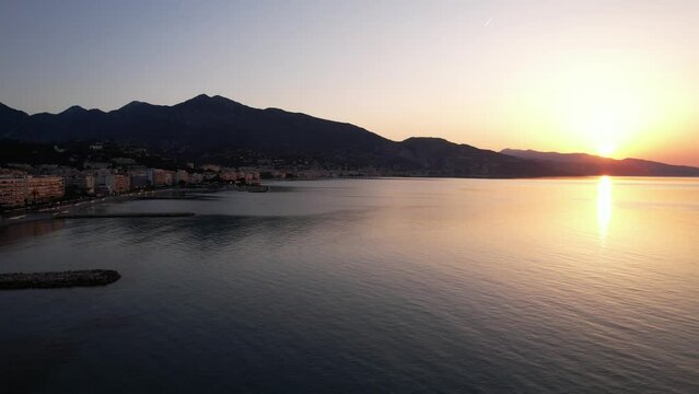 vue a&eacute;rienne au lever du soleil - Roquebrune Cap Martin - M&eacute;diterran&eacute;e