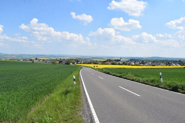 Landstrasse zwischen Bell und MEndig