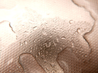 Gouttes d'eau sur évier