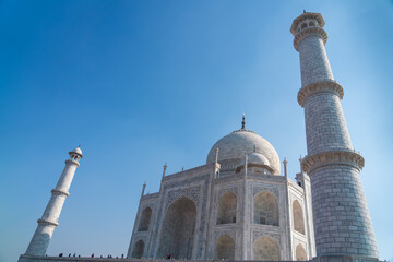 Travel Taj Mahal, a major tourist attraction, is one of the 7 wonders of the world and world heritage by Unesco, a monument of great love Mughal architecture and landmark.