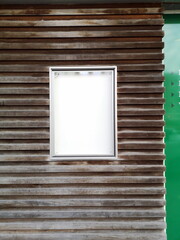Fenster mit weißer Fläche in einer Fassade aus braunem Holz eines Wohnhaus in Knokke-Heist an der...