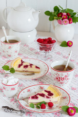 Quark-Himbeer-Tarte auf Teller 