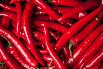 Tuinposter rode chilipeper. rode chili achtergrond. pittige Thaise chili. Rode pepers achtergrond, selectieve aandacht. Red hot chili peper, voedselingrediënt © Vladibulgakov