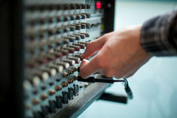 the sound engineer, the buttons on the remote control. Remote control of the sound engineer shallow...