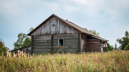 Obraz premium destroyed houses in an abandoned village