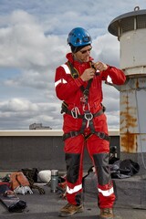 Obraz premium A specialist is repairing the roof. Rope access