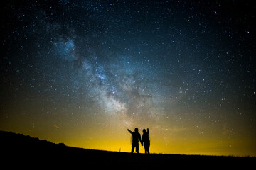 Fototapeta premium Milky way and couple in Serra Del Montsec, Lleida, Spain