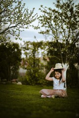 Dziewczynka przy drzewkach  - obrazy, fototapety, plakaty