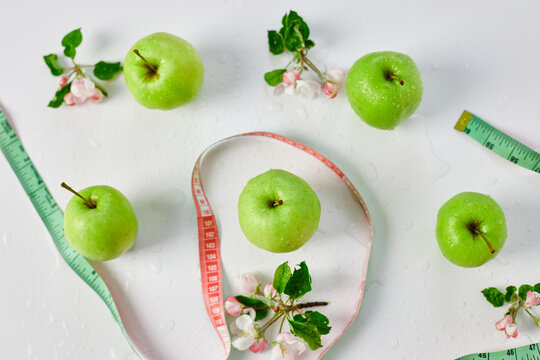 Green apples with  measuring tape, Healthy Lifestyle Concept, Diet Health food on white background