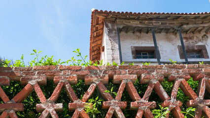 Remate de ladrillo de muro de casa rural © Darío Peña