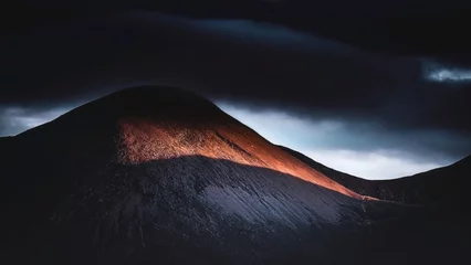 Zelfklevend Fotobehang Ochtend genot. Eerste licht op de berghelling en dramatische hemel hierboven. Donker en humeurig landschapslandschap op Isle of Skye, Schotland. © Jazzlove