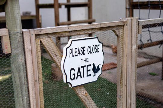 Please close the gate informative sign on mesh gate at poultry farm