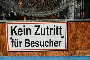 schild für besucher kein zutritt verbot warnung stop
