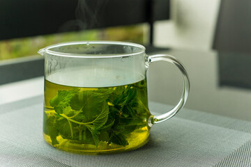 Teekanne mit Teeblättern