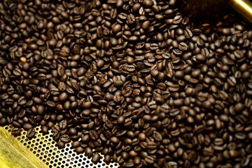 Obraz premium Brown Coffee beans after roasting