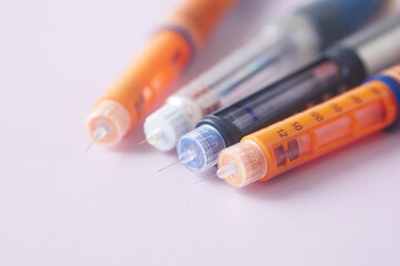 Insulin pens on color background, close up  - obrazy, fototapety, plakaty