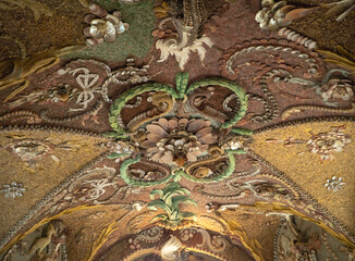 Texture, walls decorated with shells