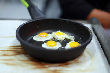 huevos friéndose en sartén