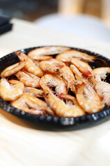 gambas y langostinos cocidos en plato para degustar