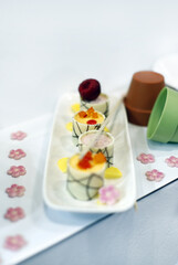 pasteles dulces gourmet en plato de presentación