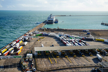 View over a port in Dover      - obrazy, fototapety, plakaty