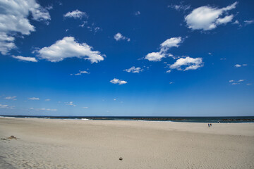 Fototapeta na wymiar 砂浜と青い空