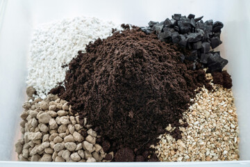 Potting soil mix media for plant that need good drainage medium. Peatmoss, Pumice, Perlite,...