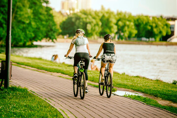 Obraz premium Cyclists ride on the bike path in the city Park 