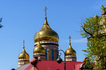 Fototapeta na wymiar The cityscape overlooks the golden domes of the Christian temple.