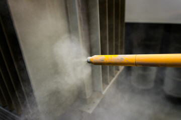 Powder coating gun tip