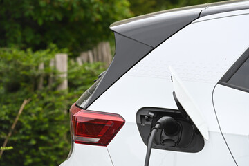 auto voiture electrique borne chargement recharge batterie environnement