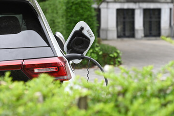auto voiture electrique borne chargement recharge batterie environnement