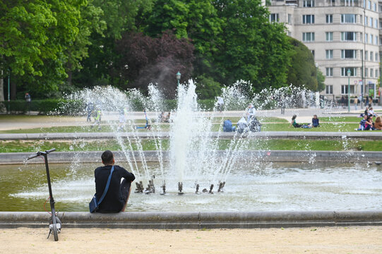 Belgique Bruxelles parc cinquantenaire gens detente environnement eau fontaine loisir vert trottinette