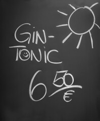 Werbetafel für Gin Tonic, zu 6,50 Euro das Stück.
