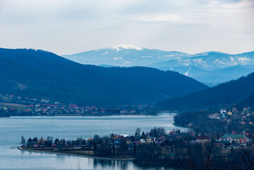 Miasteczko nad jeziorem, góry, śnieg woda.