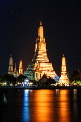 Naklejka premium Vista nocturna de templo Wat Arun, en Bangkok Tailandia