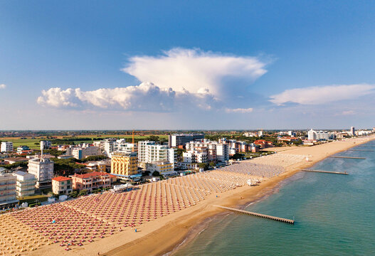 Jesolo - spiaggia con lettini  e ombrelloni in località estiva vista dall'alto con vista sulla città