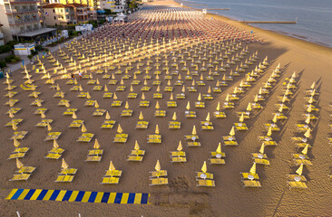 Jesolo - spiaggia con lettini  e ombrelloni in località estiva vista dall'alto con vista sulla...