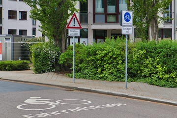 Fahrbahn, Fahrbahnmarkierung Fahrradstraße, Symbol, Verkehrsschild, Leipzig, Deutschland