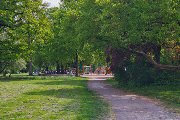 Weg an Wiese, Spielplatz im Hintergrund, Park Palmengarten, Leipzig, Deutschland