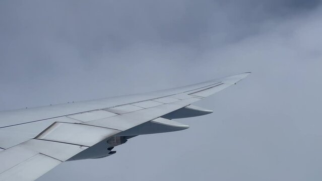 avion de ligne dans les nuages