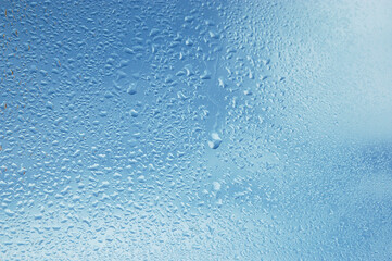 Gouttes de pluie sur fenêtre ciel et nuages