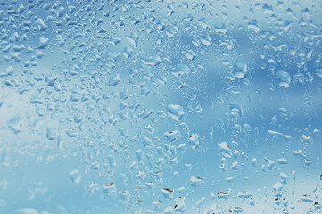 Gouttes de pluie sur fenêtre ciel et nuages