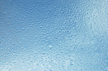 Gouttes de pluie sur fenêtre ciel et nuages