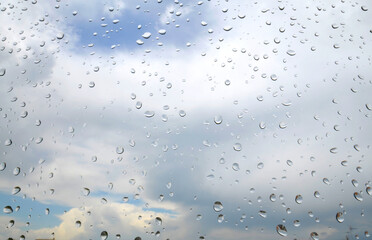 Gouttes de pluie sur fenêtre ciel et nuages