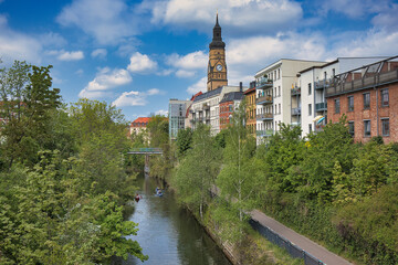 Karl Heine Kanal mit Philippuskirche, Brücke, Fluss, Wasser, Leipzig, Deutschland