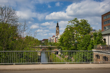 Obraz premium Blick von der Brücke auf den Karl-Heine-Kanal und die Philippuskirche, urbanes Panorama mit Wasserweg, Leipzig, Sachsen, Deutschland
