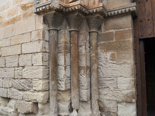 columnas románicas sosteniendo los capiteles de la iglesia de san juan bautista de vinaixa, de...
