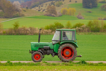 Oldtimer vintage agricultural tractor - obrazy, fototapety, plakaty